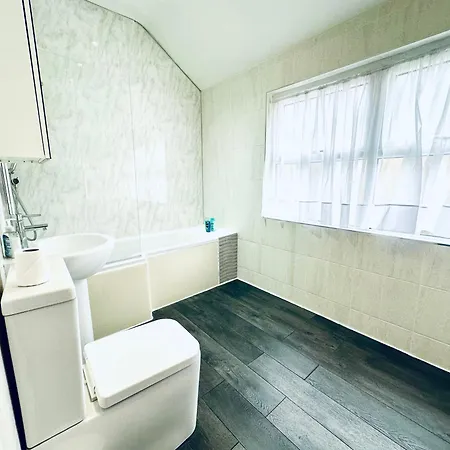Stylish 1 Bedroom Flat In The Heart Of Staines Exterior foto