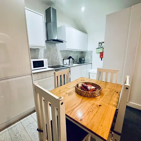 Stylish 1 Bedroom Flat In The Heart Of Staines Exterior foto
