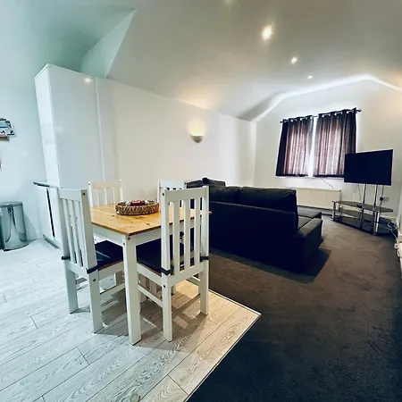 Stylish 1 Bedroom Flat In The Heart Of Staines Exterior foto